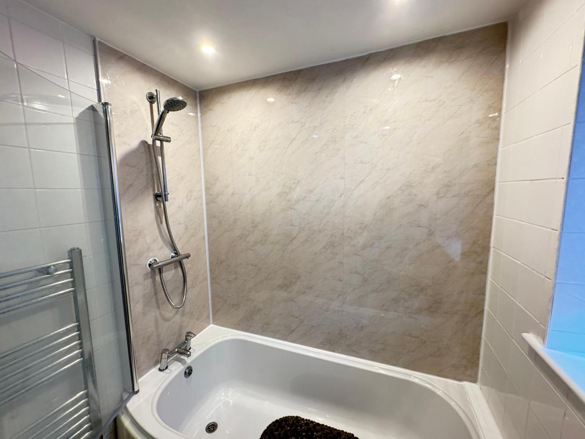 The Vogue Stay, 3 Bedrooms, 2 Bathrooms, Ideal For Jr & Oxford Hospitals, Free Carpark, Conveniently Located For Ring Road Access, 2 Miles From Oxford City Centre Easy Car & Bus Route ภายนอก รูปภาพ