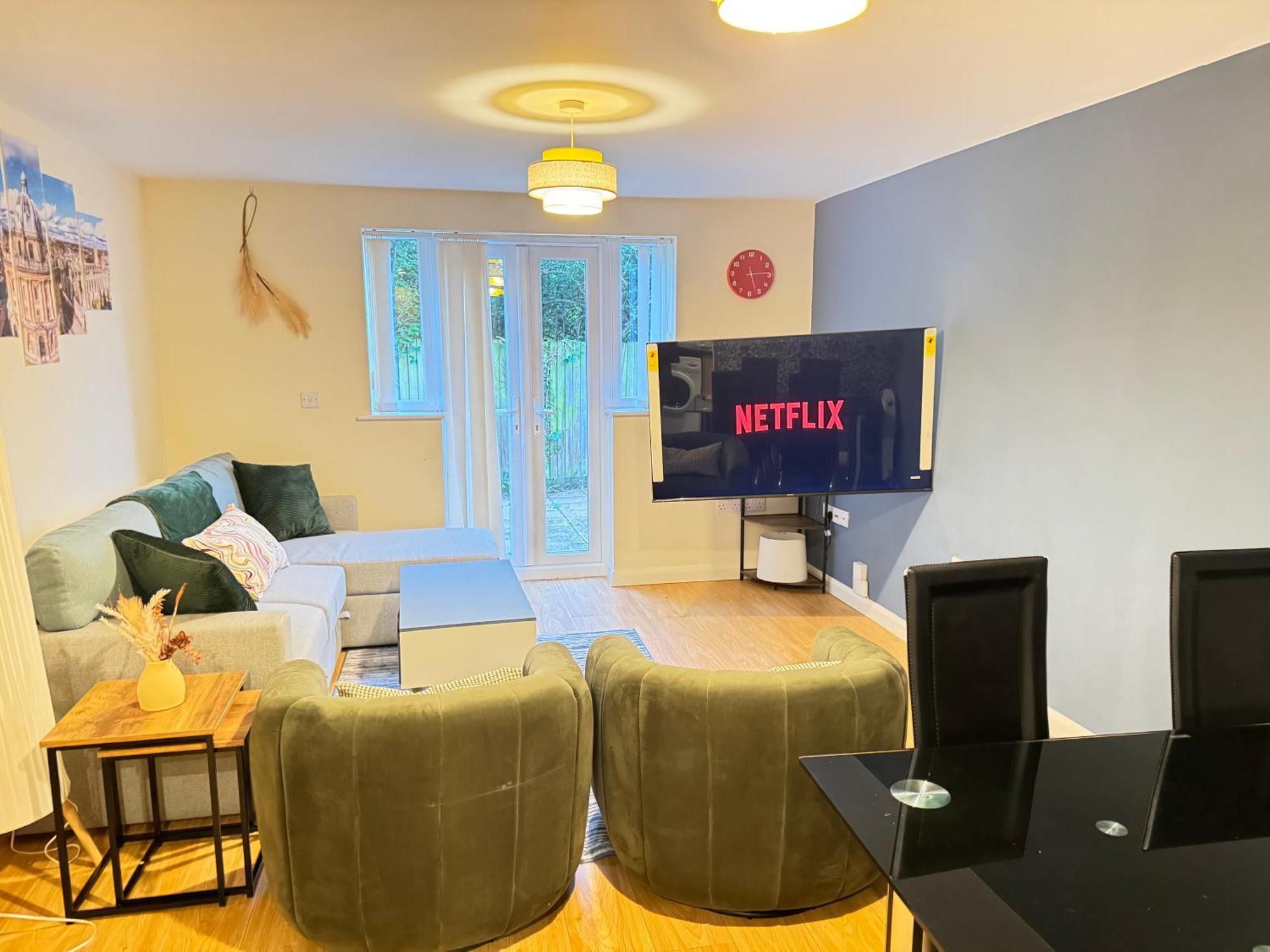 The Vogue Stay, 3 Bedrooms, 2 Bathrooms, Ideal For Jr & Oxford Hospitals, Free Carpark, Conveniently Located For Ring Road Access, 2 Miles From Oxford City Centre Easy Car & Bus Route ภายนอก รูปภาพ