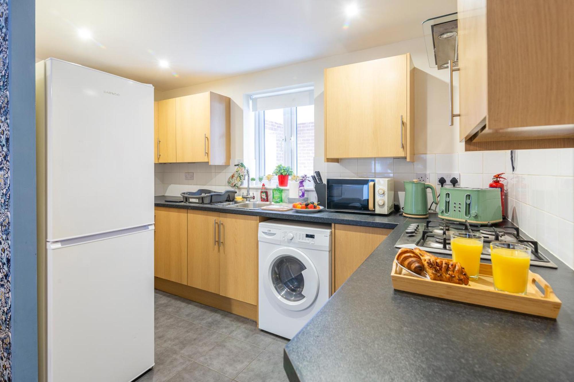 The Vogue Stay, 3 Bedrooms, 2 Bathrooms, Ideal For Jr & Oxford Hospitals, Free Carpark, Conveniently Located For Ring Road Access, 2 Miles From Oxford City Centre Easy Car & Bus Route ภายนอก รูปภาพ