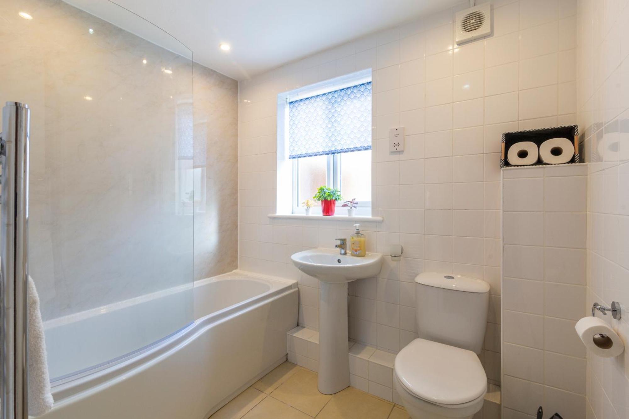 The Vogue Stay, 3 Bedrooms, 2 Bathrooms, Ideal For Jr & Oxford Hospitals, Free Carpark, Conveniently Located For Ring Road Access, 2 Miles From Oxford City Centre Easy Car & Bus Route ภายนอก รูปภาพ